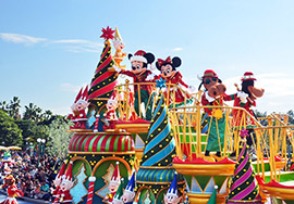 東京ディズニーランドのクリスマスパレード「ディズニー・サンタヴィレッジ・パレード」＝7日午前