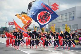 千葉市中央区と市原市で開催された「ちばＹＯＳＡＫＯＩ２０１４」で、躍動感あふれる演舞を披露するＹＯＳＡＫＯＩ舞ちはら＝昨年１０月