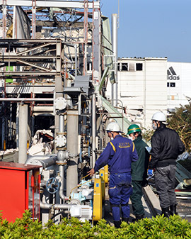 爆発した施設付近を現場検証する県警捜査員ら＝２０１３年１１月１７日、野田市二ツ塚