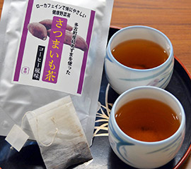 ベニアズマを茶葉状にして、ティーバッグに詰めている