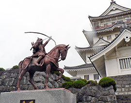 千葉城の前にある千葉常胤の像