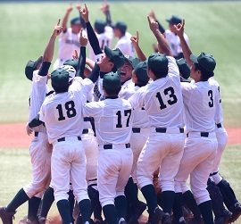 初優勝を決め歓喜する専大松戸ナイン＝２６日午後、ＱＶＣマリンフィールド