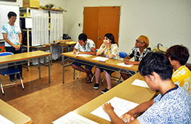 語り部「さくら貝」から聞き取りをする立教大学広告研究会のメンバー＝館山市北条の館山市立図書館