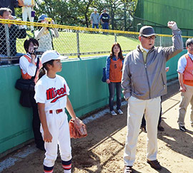 身ぶり手ぶりを加えながらアドバイスを送る長嶋さん（右）＝３日、長嶋茂雄記念岩名球場