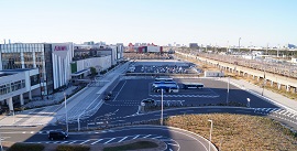 ＪＲ京葉線の新駅構想に合わせて整備されたイオンモール幕張新都心バスターミナル＝千葉市美浜区