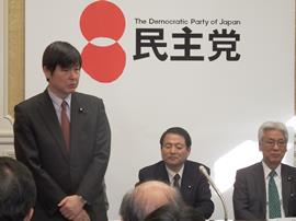 参院会派民主党・新緑風会入りし、会派室であいさつする水野氏=昨年12月4日、参院