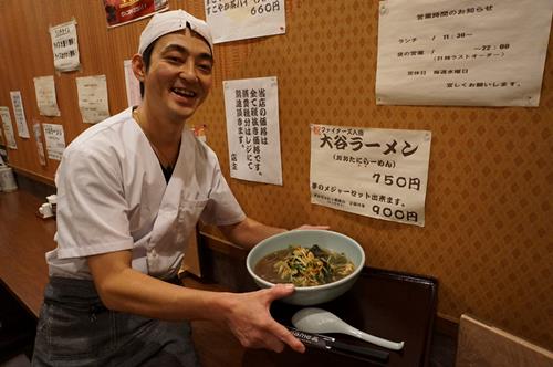 人気選手にちなんだメニューを考案し「清宮選手にあやかったメニューも作りたい」と話す五十嵐店長＝２７日、鎌ケ谷市