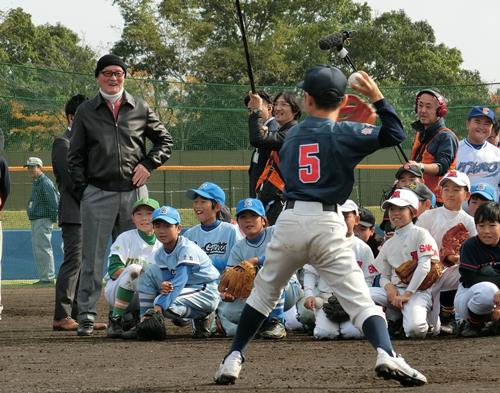 指導風景を見て回った長嶋さん。子どもたちのナイスプレーに笑みがこぼれた=4日、佐倉市岩名