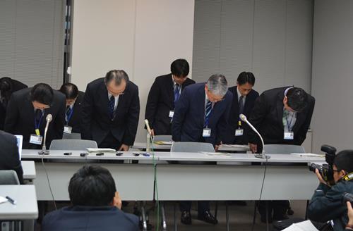 職員２人が入札不正容疑で逮捕され、陳謝する千葉県の県土整備部幹部ら＝２３日夜、千葉県庁