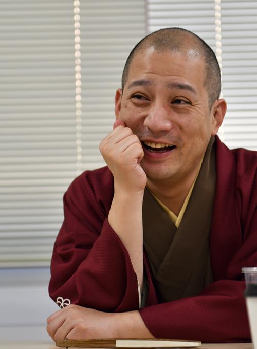 「ちょっと露出が増えた」昨年。忙しい高座の合間を縫ってのテレビ・ラジオ出演のほか、音楽プロデュースにも挑戦。演目だけでなく、仕事の種類も含め「間口の広い噺（はなし）家になりたい」＝都内