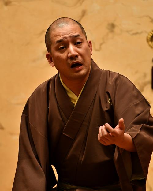 聞かせどころ、笑わせどころでは表情が目まぐるしく変わり、身振り手振りが大きくなる。まるで登場人物が乗り移ったかのよう＝１２月２５日、池袋演芸場