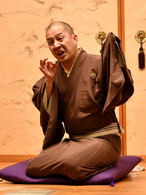 「お見立て」から。遊郭の客で流山市(野田市とも)の富農、杢兵衛へ、喜瀬川花魁のウソを涙ながらに伝える客引き、喜助をユーモラスな動きで表現する春風亭一之輔さん=昨年12月25日、都内の池袋演芸場