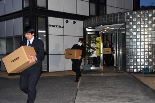 伊藤工務店への家宅捜索を終え押収品を運ぶ千葉県警捜査員=6日午後5時半ごろ、千葉市中央区