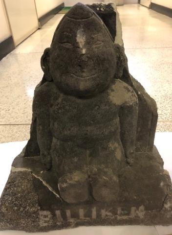 顔の一部や台座などが破損したビリケンさんの石像（流山市提供）