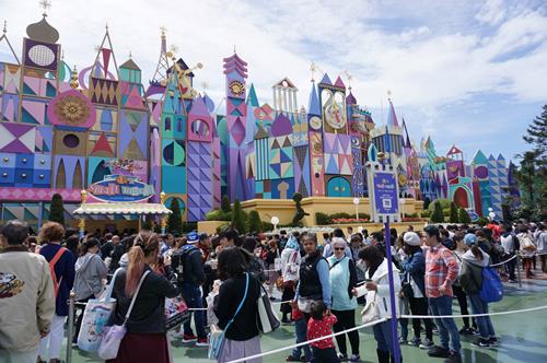 4月15日にリニューアルした「イッツ・ア・スモールワールド」前にできた70分待ちの列=浦安市舞浜のTDL