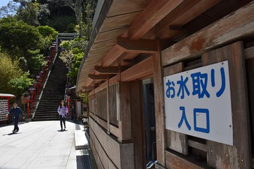 鳥居脇にあるお水取り入り口。石段を登れば漁師町が一望できる=勝浦市