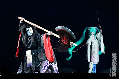 生身の中村獅童さん(左)と映像の初音ミクが共演した超歌舞伎「積思花顔競」=千葉市美浜区の幕張メッセ