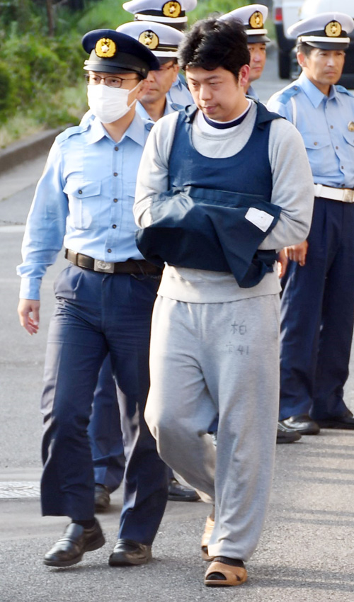 柏署から送検される弥谷鷹仁容疑者=18日午後4時51分