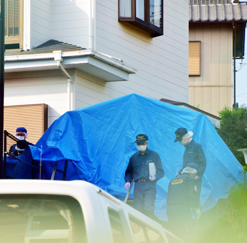 遺体発見現場となった鷹仁容疑者の実家を調べる県警捜査員=18日、茨城県取手市