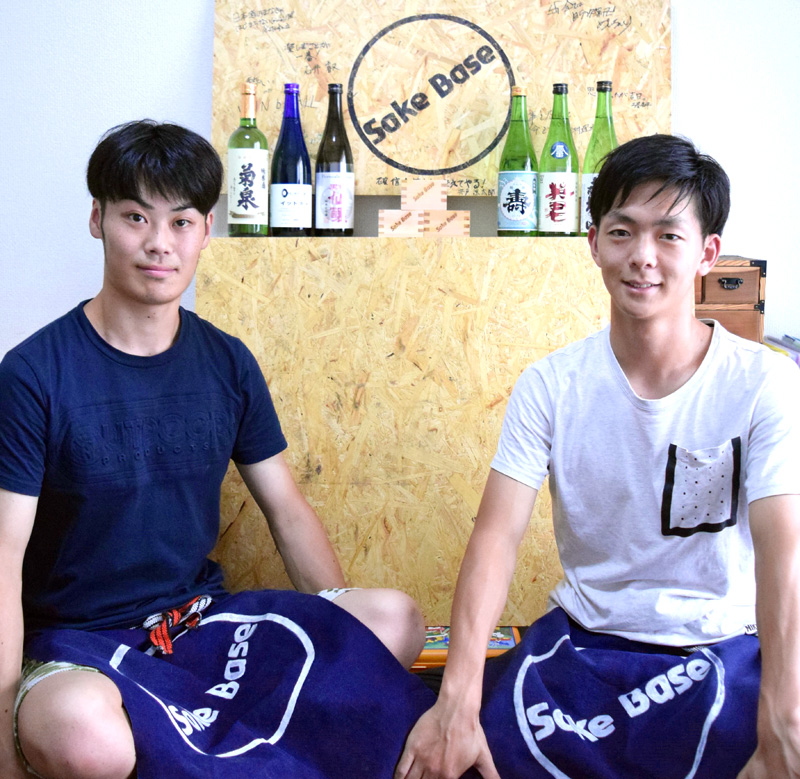 「日本酒を広めていきたい」と語るSakeBaseの宍戸さん(左)と土屋さん=千葉市内