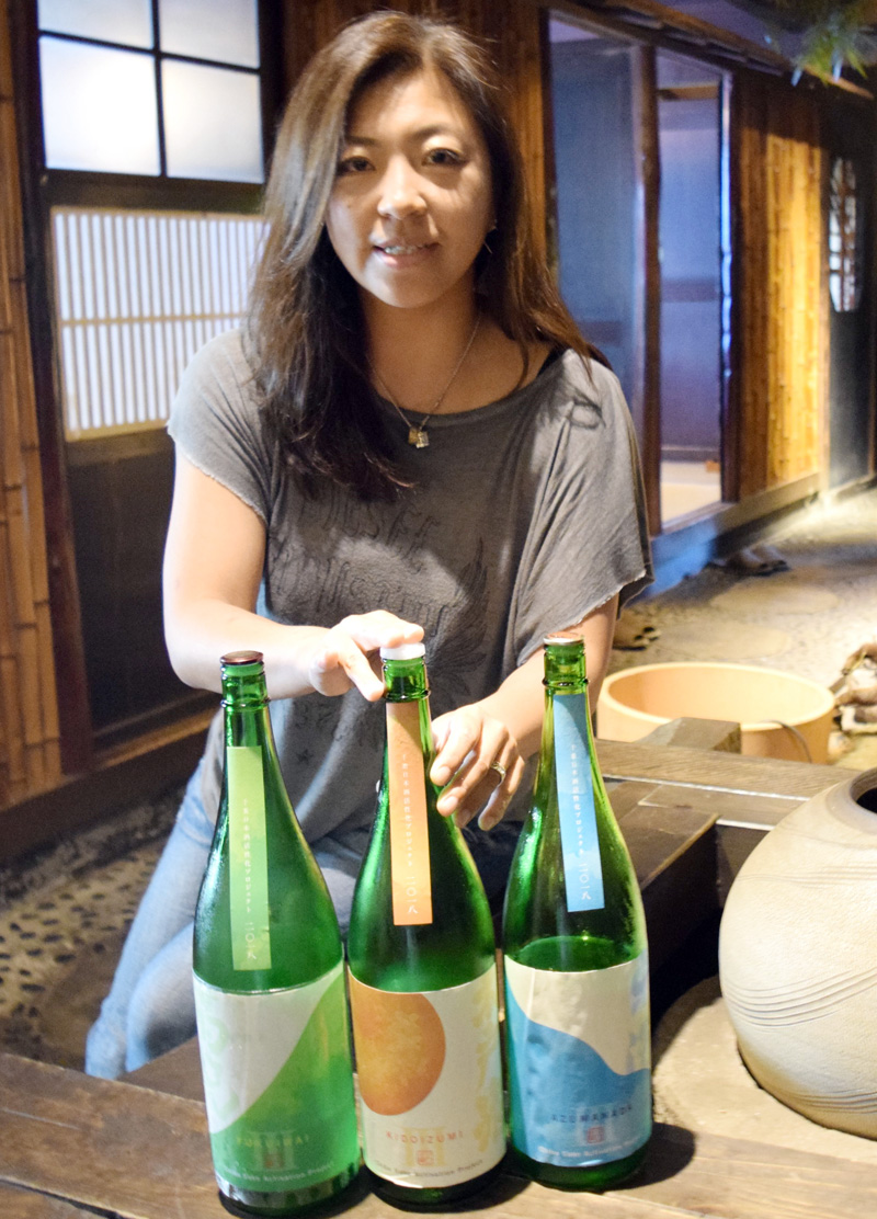 千葉日本酒活性化プロジェクトで造った酒を披露する林さん=茂原市内