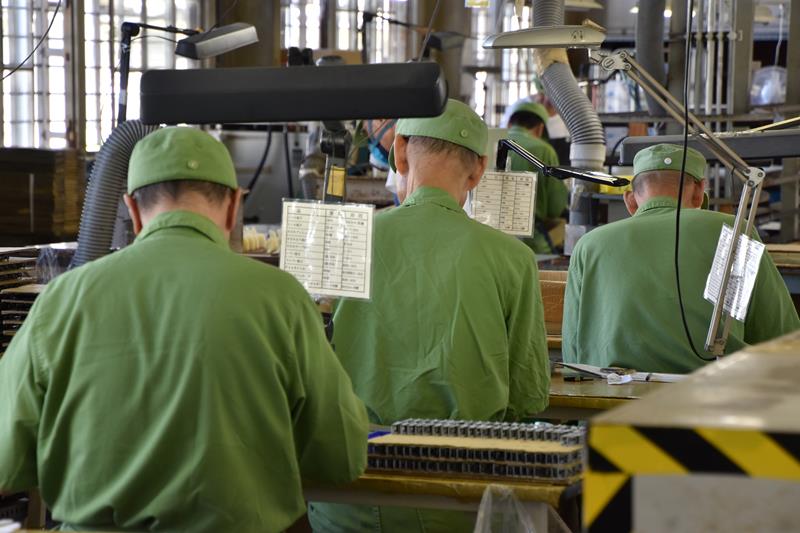 千葉刑務所内の工場で働く受刑者＝千葉市若葉区