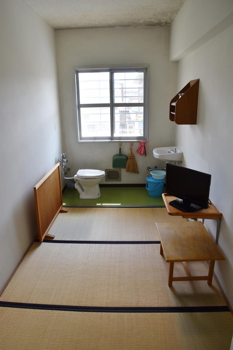 ３畳ほどの単独室。奥には洋式トイレや掃除用具が並ぶ