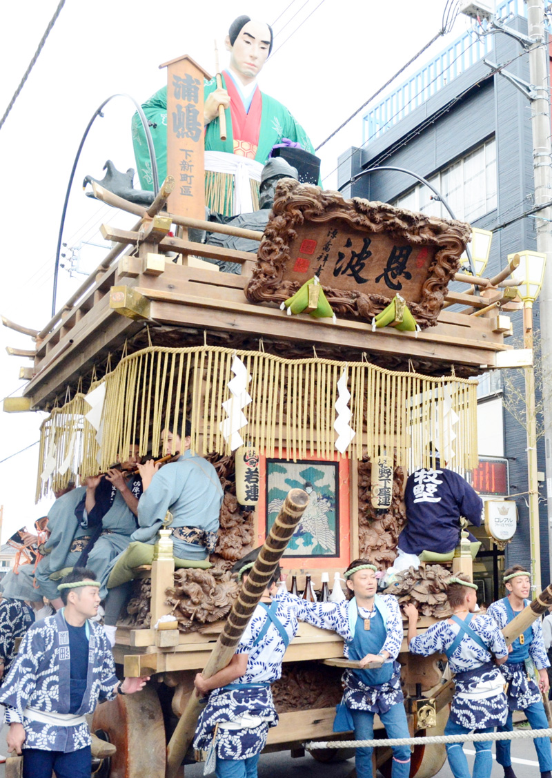 「佐原の山車行事」の大人形が載った山車