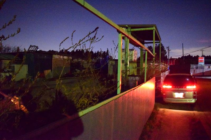 白骨遺体が見つかった資材置き場＝２２日午後８時２０分ごろ、白井市中