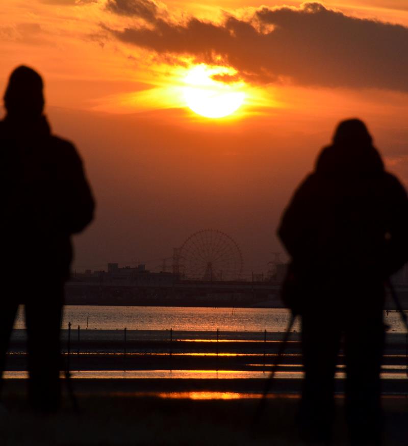 ダイヤモンド富士を撮影しようとカメラを構える人々＝１４日、ふなばし三番瀬海浜公園