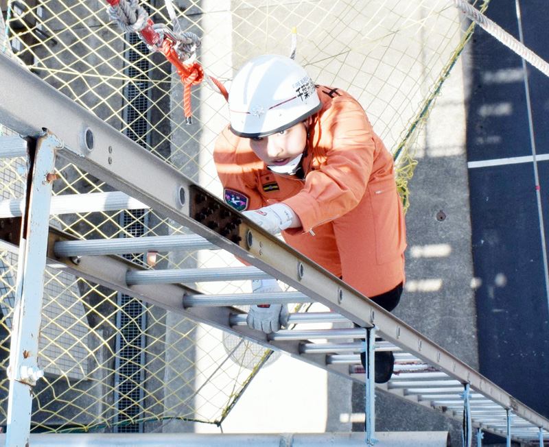 はしご登はん訓練に取り組む菅さん＝千葉市の美浜消防署