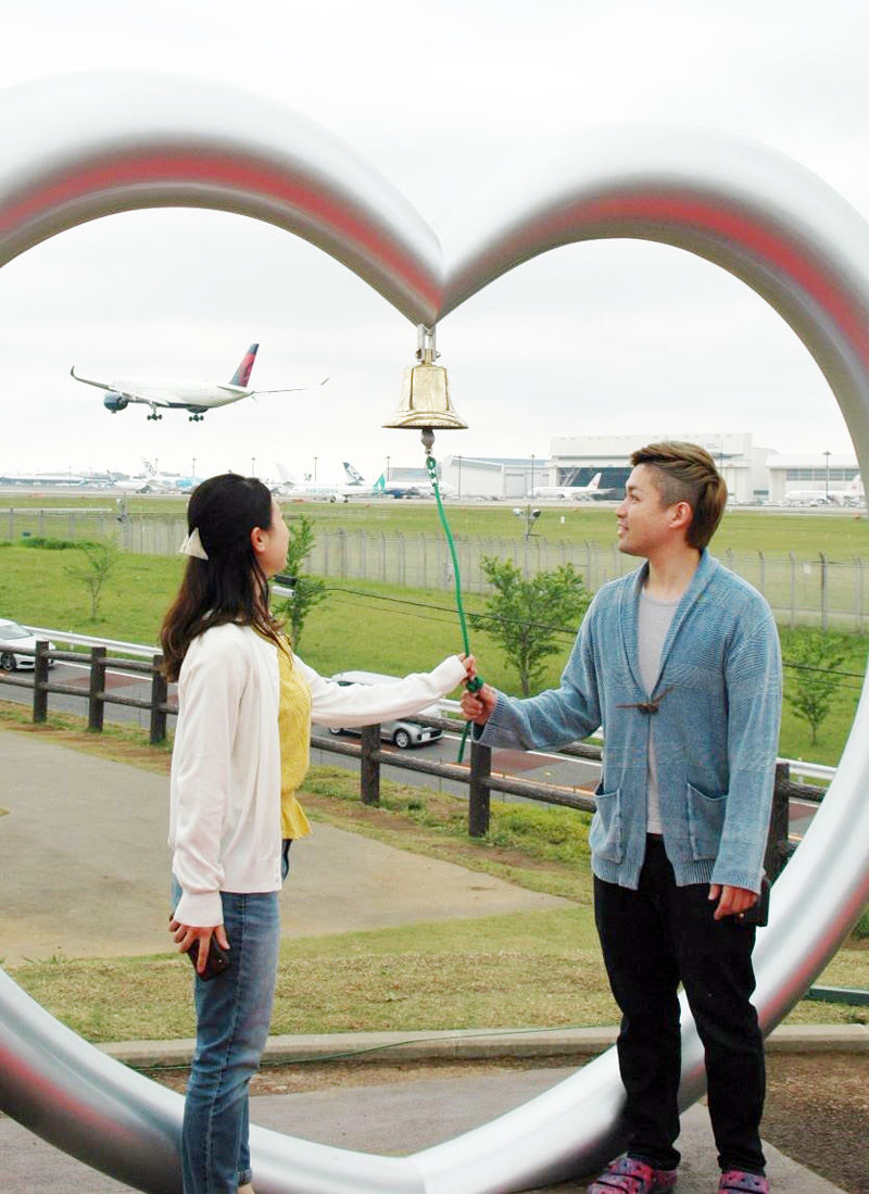 ひこうきの丘にハート型のモニュメントが登場し、“令和婚”夫婦が第１号の鐘を鳴らした＝１日、芝山町岩山