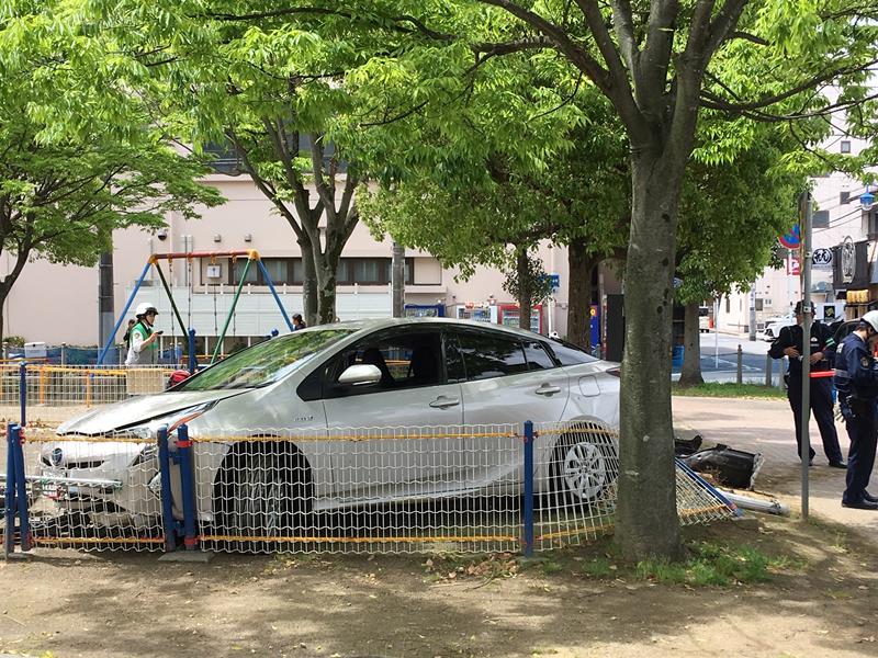 公園内にいた保育園児の近くに突っ込み、フェンスを倒して砂場付近で止まった乗用車=15日午前、市原市五井中央西2(近隣住民提供)
