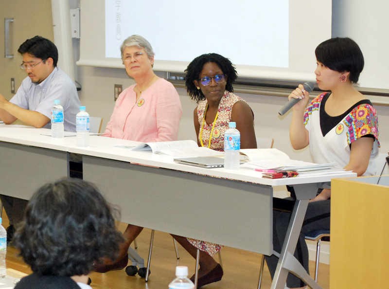 「戦争の記憶をつなぐことが未来の命を救う」と語る市村さん（右）＝１０日、東京都渋谷区