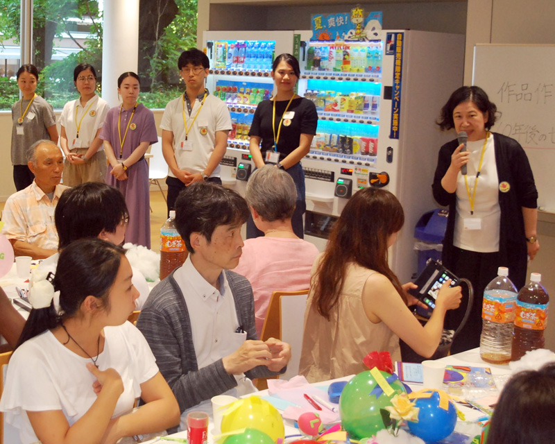 シンポジウムを企画し、戦争体験の継承へ思いを新たにした北川さん（右奥）＝東京都渋谷区