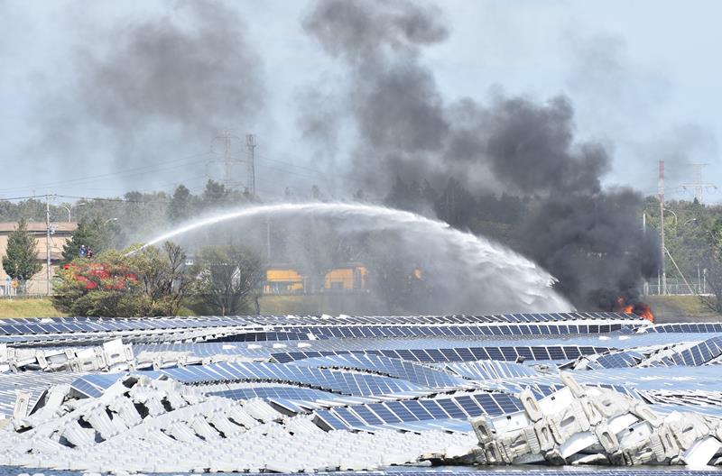 ソーラーパネル周辺の火災で市原市消防局の消防車が消火に当たった=9日午後、山倉ダム