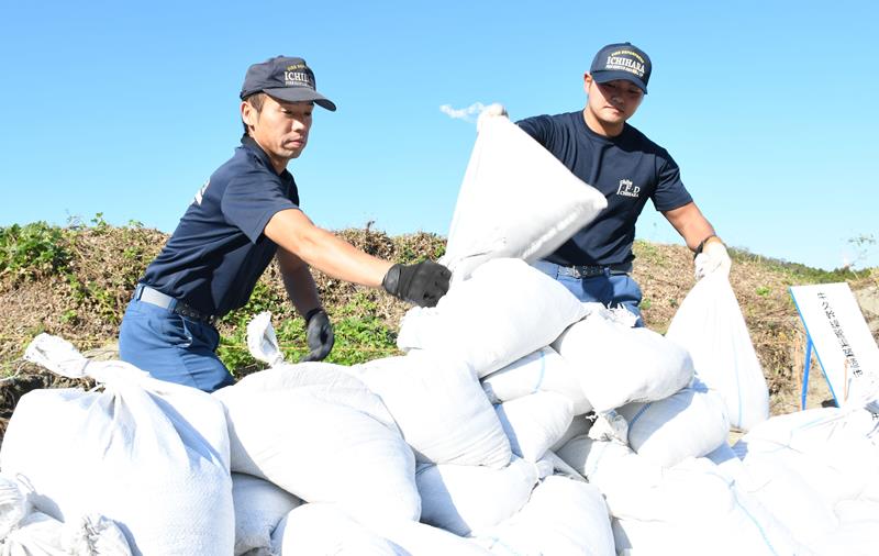 台風19号の直撃に備え、市民が使う土のうを準備する市原市消防局の職員=9日午後、市原市妙香