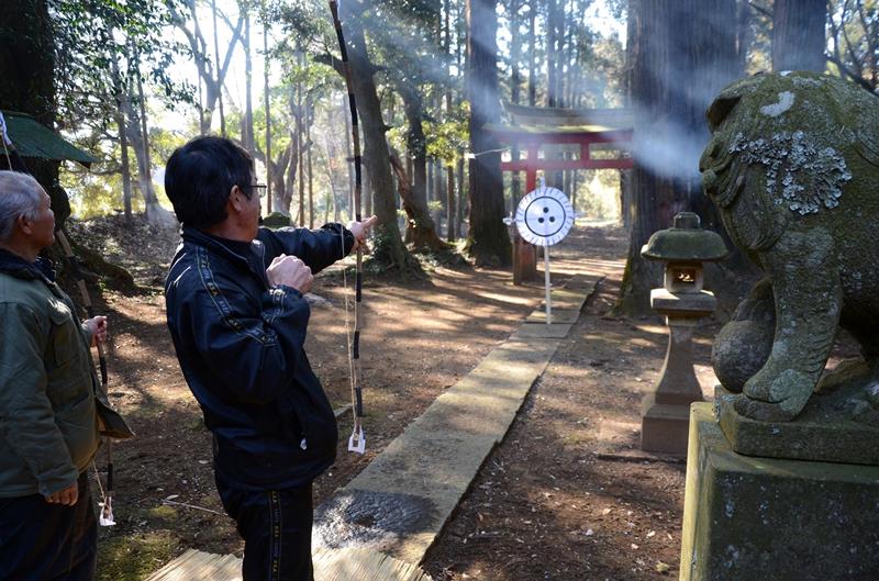 佐倉市宮内のオマトオビシャ（お的神事）での弓射
