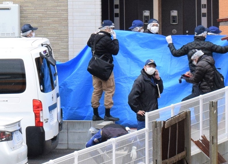 石谷容疑者の自宅で現場検証をする県警の捜査員＝６日午前１０時５分ごろ、千葉市稲毛区