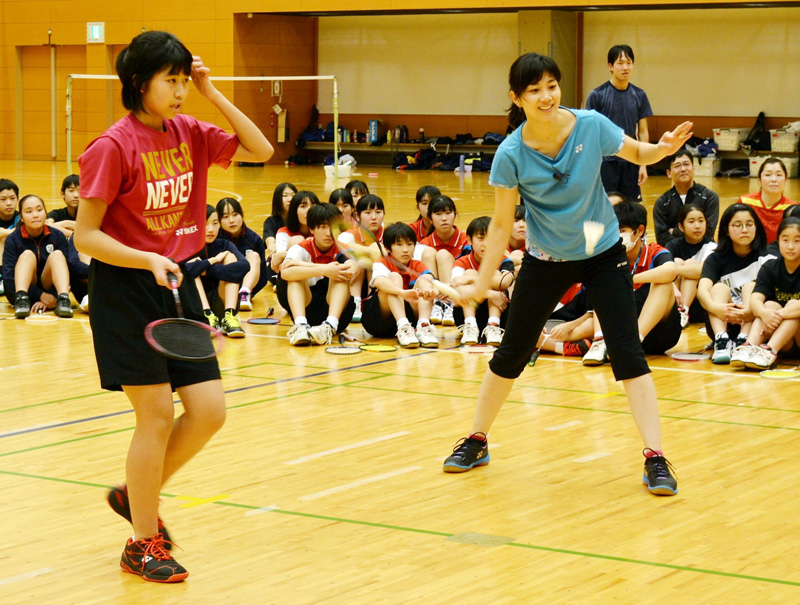 中学生とペアを組んで試合を行う潮田さん(右)=14日、印西市