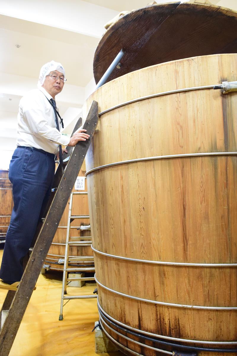 私市社長は長年木おけを使った醸造を続けている=鎌ケ谷市