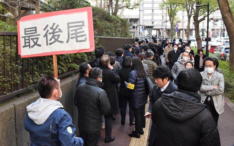 傍聴券を求めて行列を作る人々=21日午前9時10分ごろ、千葉地裁前