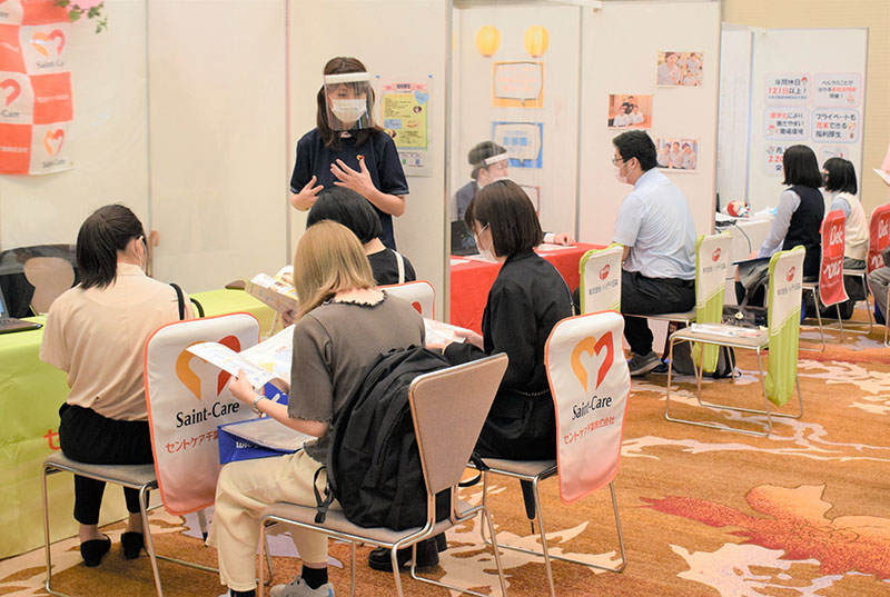 各企業のブースで説明を受ける高校生たち＝４日午前、千葉市美浜区