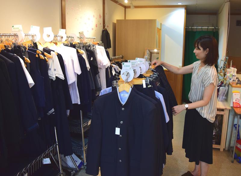 リユース品の制服が陳列された店内＝市川市