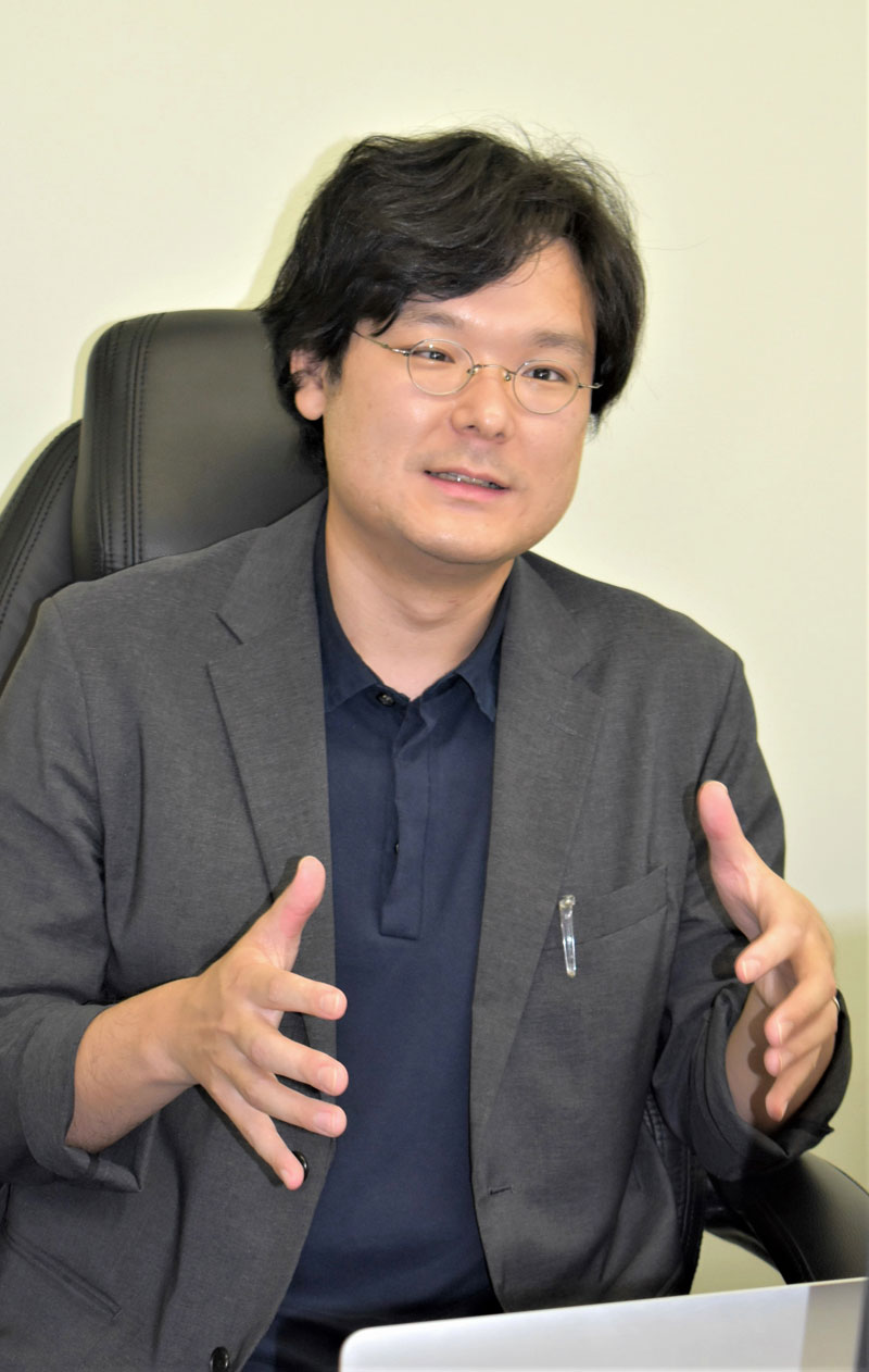 「COCOA」の感染拡大抑制効果について説明する大前助教=習志野市の日大生産工学部