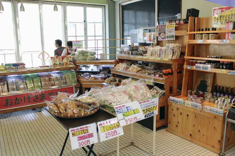 オリジナル商品や地場産品を販売する銚子電鉄犬吠駅の売店＝８月、銚子市