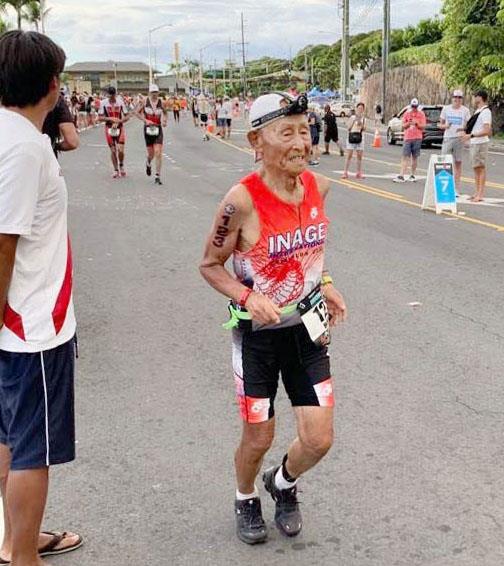 ２０１８年１０月、トライアスロンの「アイアンマン世界選手権」に出場した稲田弘さん＝米ハワイ（本人提供）