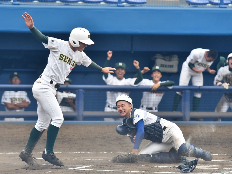 市千葉―専大松戸 10回表専大松戸2死二塁、大森の適時打で二走奥田が勝ち越しの生還。捕手宗=県総合SC
