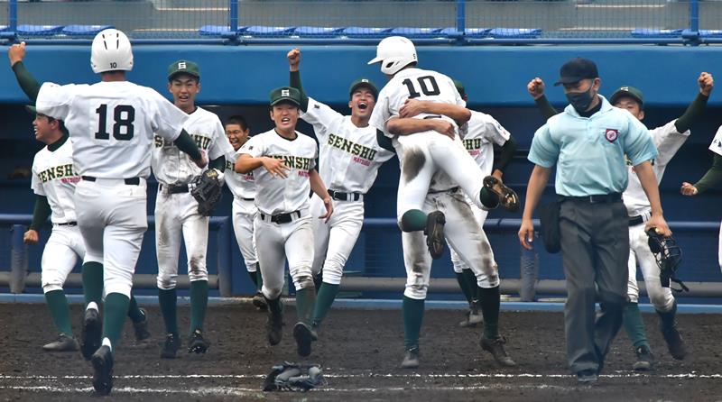 専大松戸―千葉学芸 16回裏専大松戸1死満塁、石神のスクイズで奥田(10)がサヨナラのホームを踏み、喜ぶ専大松戸ナイン=県総合SC