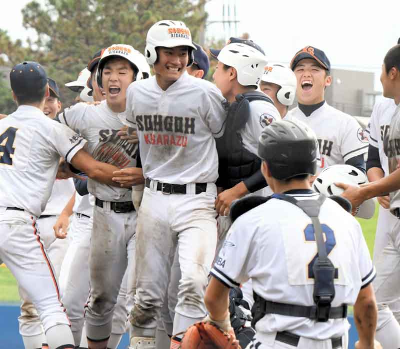 木更津総合―東京学館　サヨナラ勝ちで５年ぶりの優勝を決め喜ぶ木更津総合ナイン＝４日、県総合ＳＣ